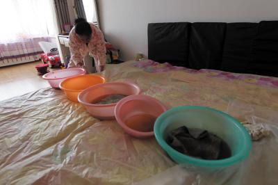 团风楼上漏水，住户失联，小区没物管，业主维权难！律师来支招……